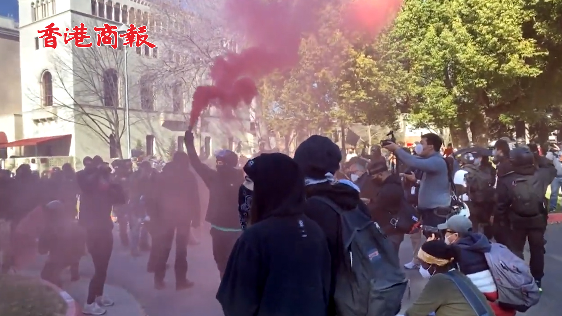 有片丨焚燒國旗？拜登就職典禮進行時 美國多地爆發抗議