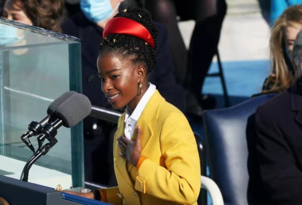 拜登就職典禮 美首位青年桂冠詩人朗誦詩文引注目