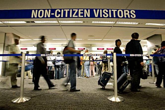 拜登簽署行政令 要求入境美國旅客隔離7天