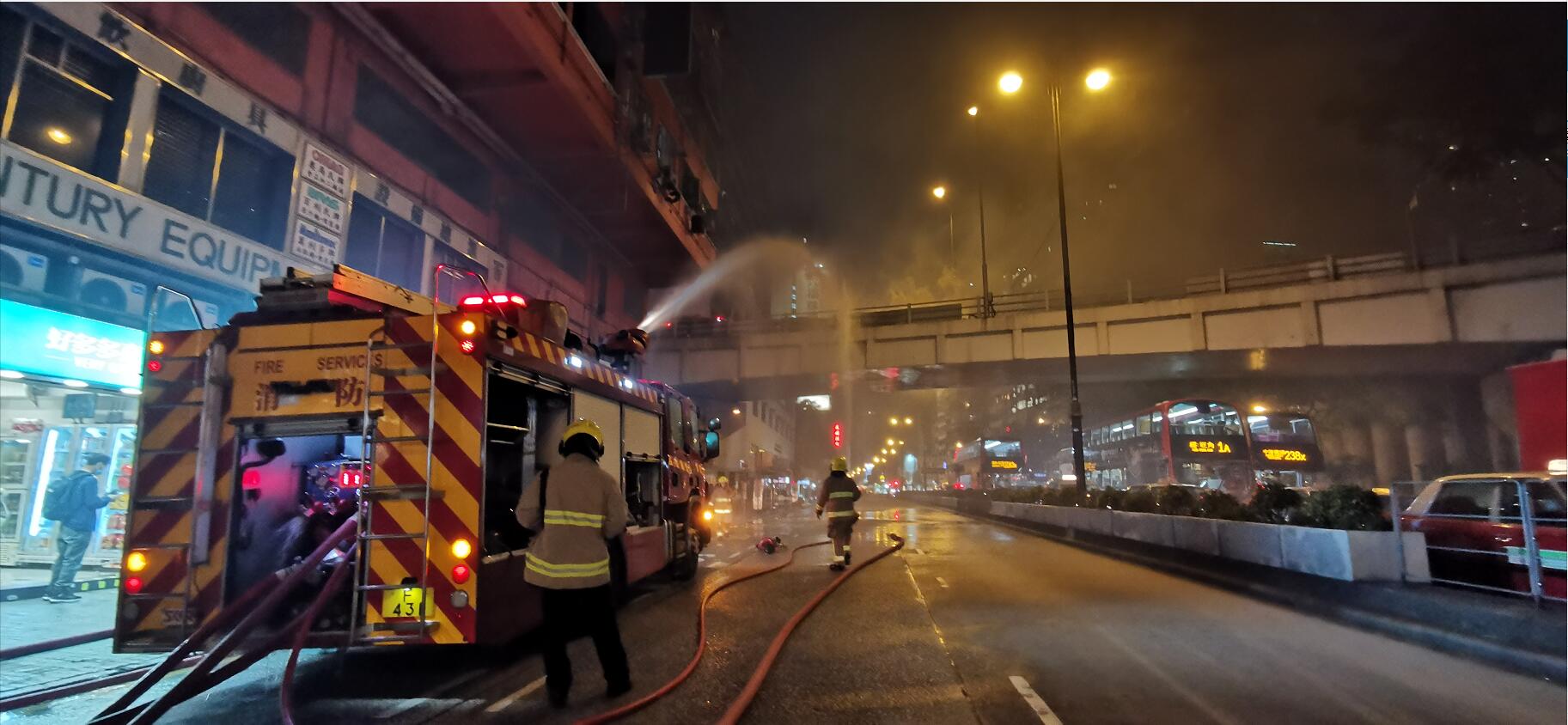 突發！油麻地附近的天橋有私家車起火 现场来回行车线封闭