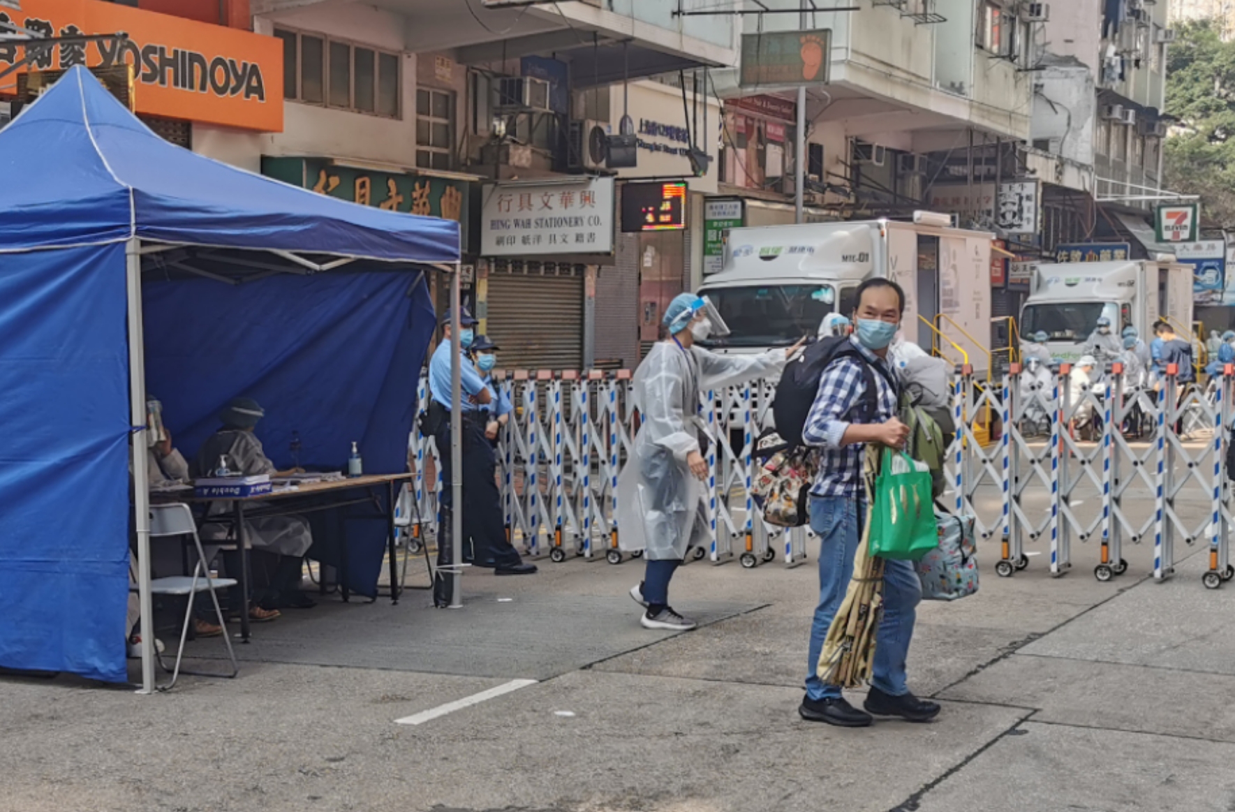 封区百态丨凍肉店東主回店裏紮營
