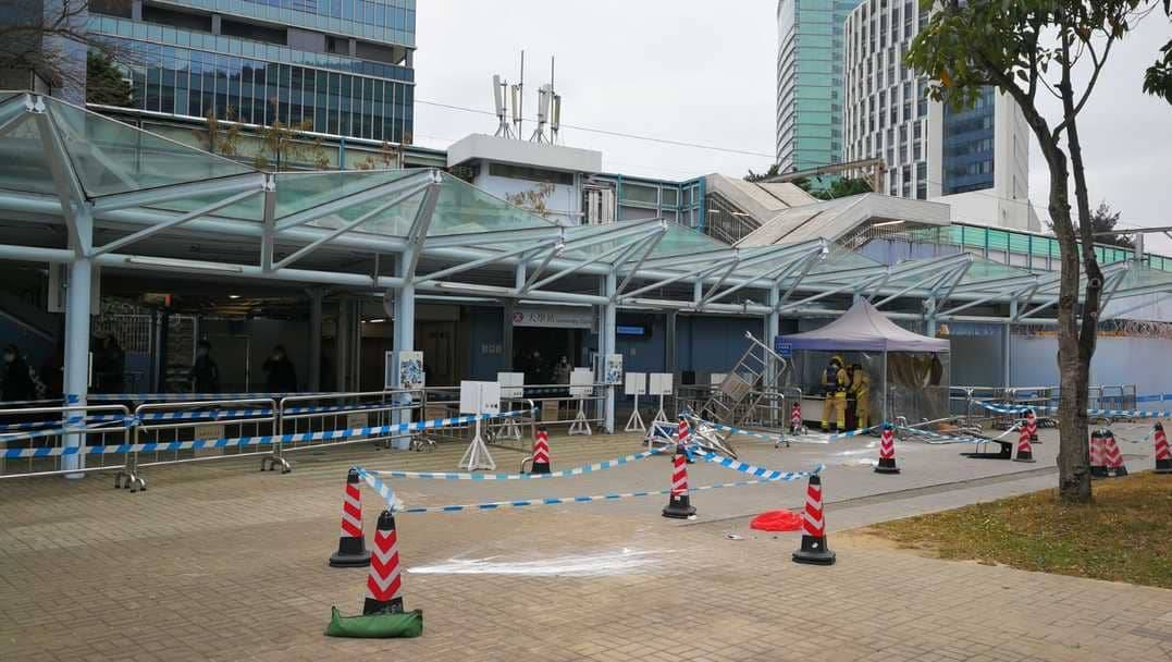 【中大粉末襲擊事件】遭通緝中大生傍晚自首 累計5人被捕
