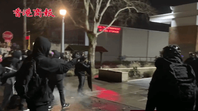 有片丨美國波特蘭深夜暴力抗議：示威者焚燒國旗 警民混戰硝煙瀰漫