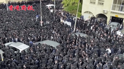 有片丨以色列拉比感染新冠去世 成千上萬猶太教徒擠滿街頭送葬