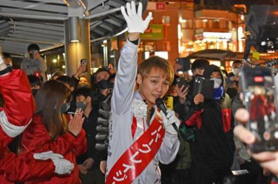 日本一歌手當選市議員：頭染金發 跳舞拉票