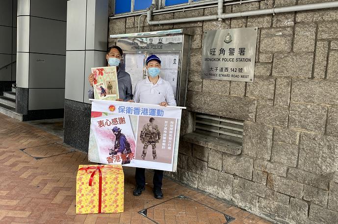 市民旺角警署向警員送感謝卡 為香港警察打氣
