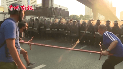 有片丨不滿緬甸軍政府接管政權 數百民眾在緬甸駐泰使館前抗議