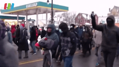 有片丨美國警察對9歲女孩噴胡椒噴霧 暴力執法引發遊行抗議