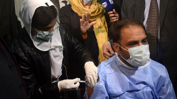 巴基斯坦正式開始為醫務人員接種中國新冠疫苗