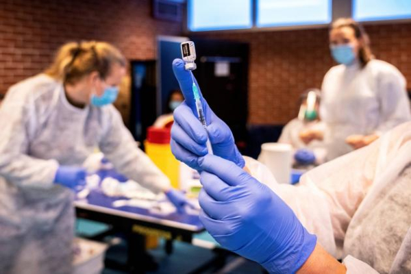 因缺乏試驗數據 挪威及丹麥：只對65歲以下注射牛津疫苗