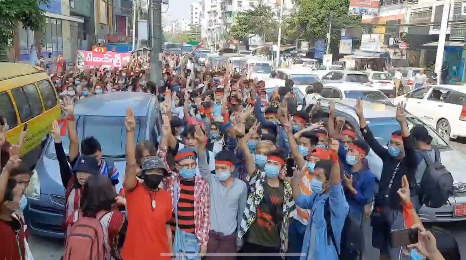 緬甸仰光千人上街抗議軍事政變 民眾與警方發生對峙