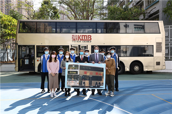 巴士公司向曾璧山中學捐贈退役巴士