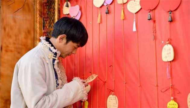 丁真走紅後的四川理塘：旅遊業迎轉機 忙碌中等「春風」