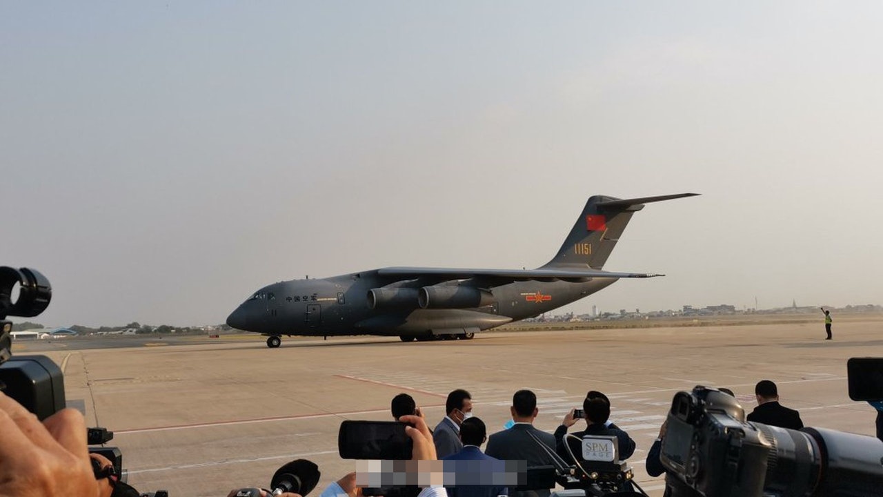 60萬劑中國疫苗抵達柬埔寨 洪森親赴機場接收