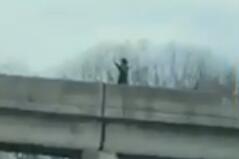 19歲華裔青年在公路上遭警察槍殺 被擊斃前已經舉起雙手