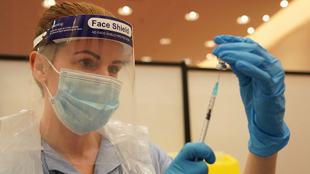 英國官員稱或須每年為民眾接種新冠疫苗