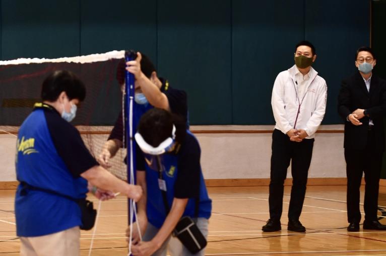 康文署明日重開部分場地 徐英偉到維園視察準備