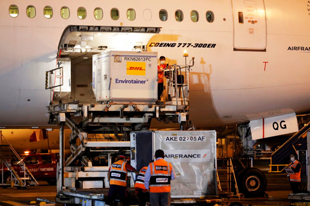 中國疫苗運抵利馬 秘魯總統赴機場迎接