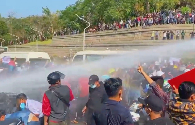 緬甸軍方發射水炮驅散示威者 全國多處有民眾上街