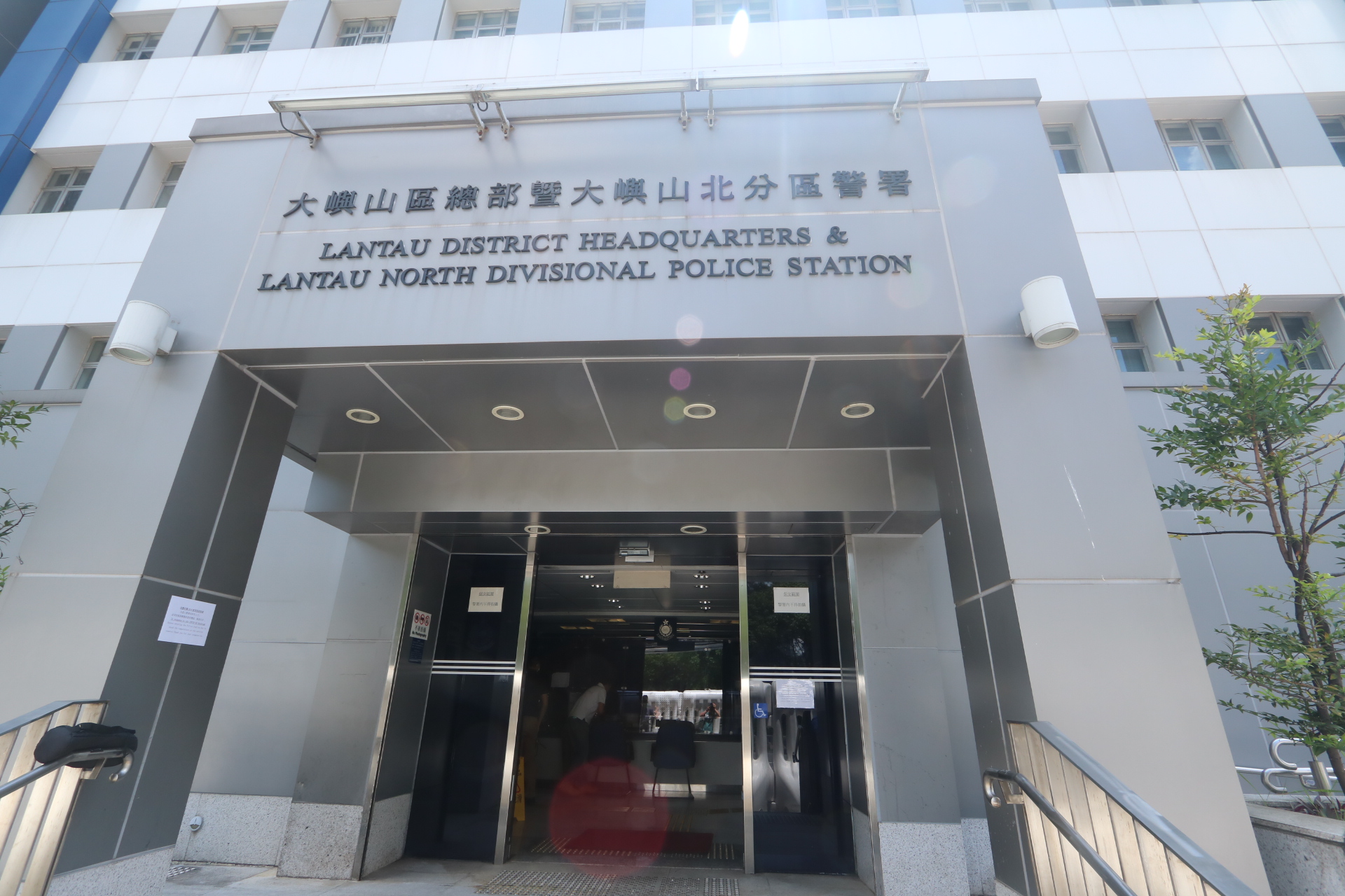 女子東涌大嶼山北警署門外搶警槍 事敗被捕
