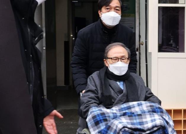 韓國前總統李明博出院：坐輪椅上滿頭白髮 將在監獄裏過年