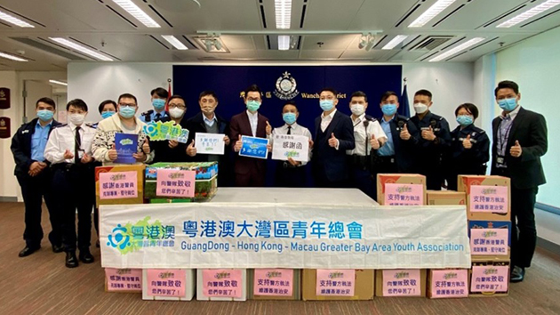 青年團體除夕到灣仔警署慰問警員 感謝警隊堅持防暴抗疫