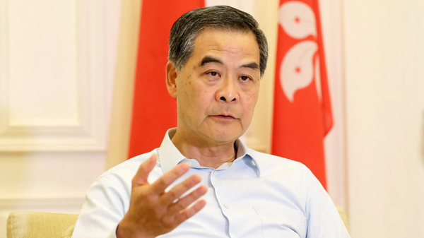 梁振英：香港電台在對外事務上必須跟五星紅旗走