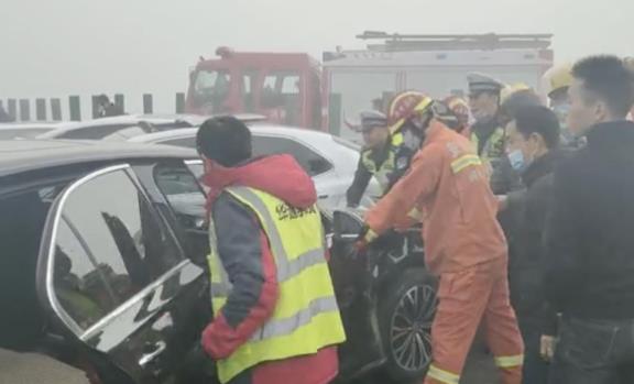 安徽滬渝高速銅陵段突發團霧 多車剮擦追尾