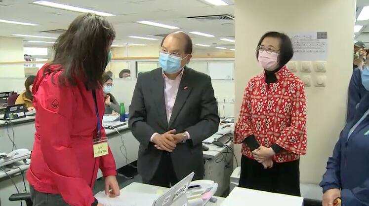 張建宗先後到訪衛生防護中心和機場了解防疫措施
