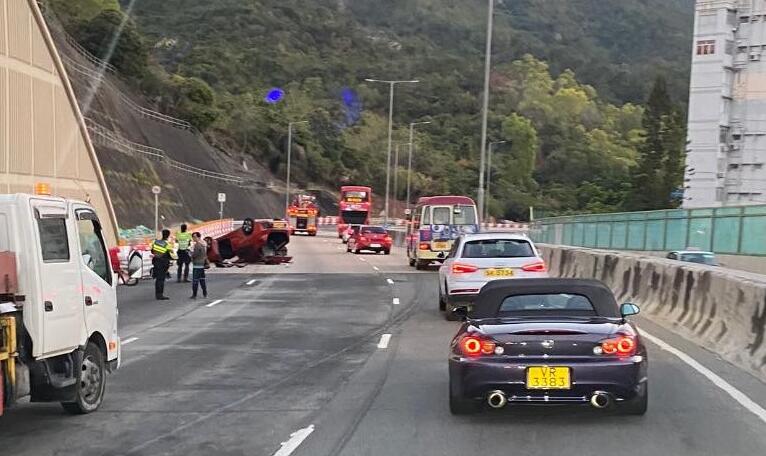 龍翔道私家車失控翻轉 司機無影失蹤