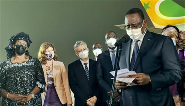 塞內加爾總統薩勒親赴機場迎接中國疫苗