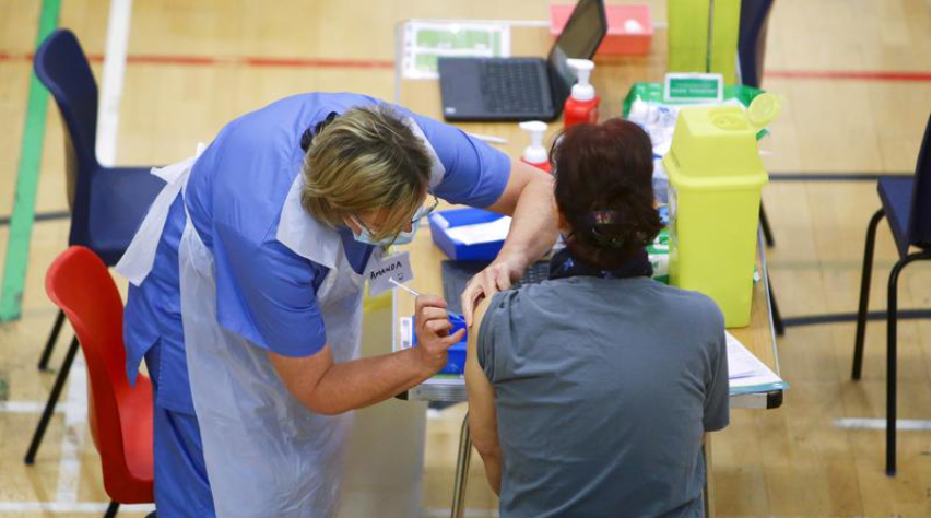 英國將在7月底前向所有成年人提供第一劑新冠疫苗