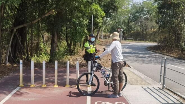 警方元朗打擊違例單車及亂過馬路 發74張傳票