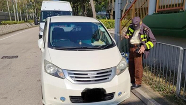 警方西九龍打擊違泊 發逾3500張「牛肉乾」拖走12車