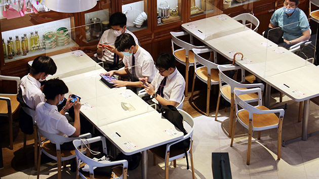 新冠疫情持續放緩 本港24日起放寬「限聚令」至4人