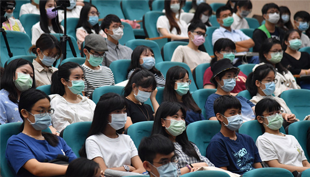 台灣每年約兩萬名高中生中途離校 超七成無業