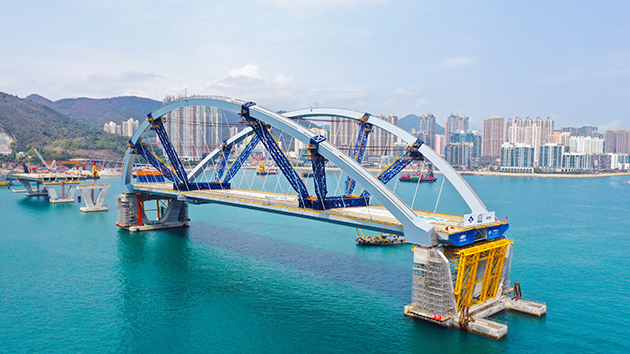 港府：跨灣連接路雙拱鋼橋安裝完成