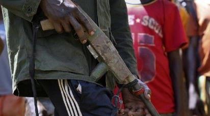 尼日利亞武裝分子夜闖中學 劫持300名女學生