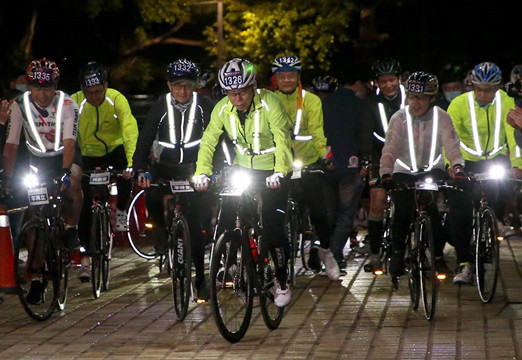 為了兩個願望 柯文哲騎車一日從台北到高雄