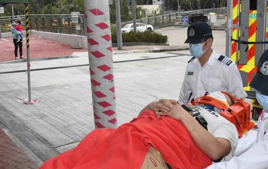 無綫電視城員工拆布景板時撞傷頭 一度昏迷已送院