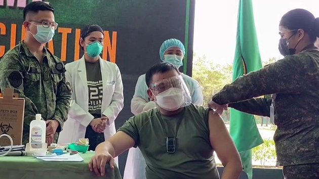 菲律賓軍方開始接種中國新冠疫苗