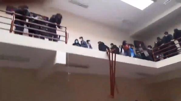 有片丨玻利維亞一大學護欄斷裂7名學生墜亡