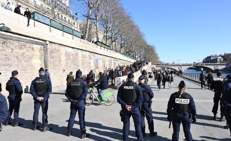 為保持社交距離 巴黎警方封閉塞納河沿岸