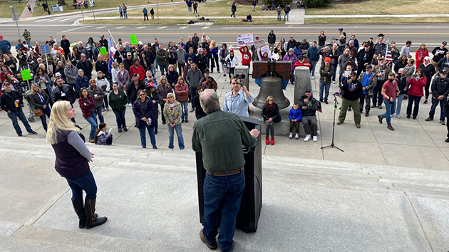 不滿口罩令，美國民眾帶子女在議會大樓前燒口罩