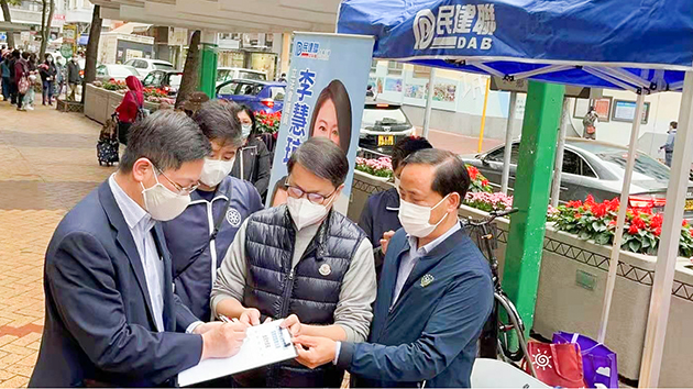 有片丨港政界人士街站簽名 支持完善選舉制度