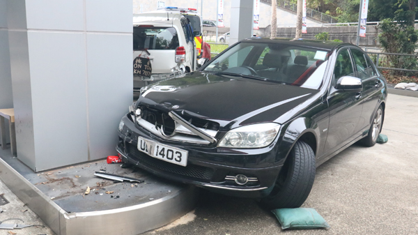 沙田大埔道加德士油站交通意外 一油站女職員昏迷