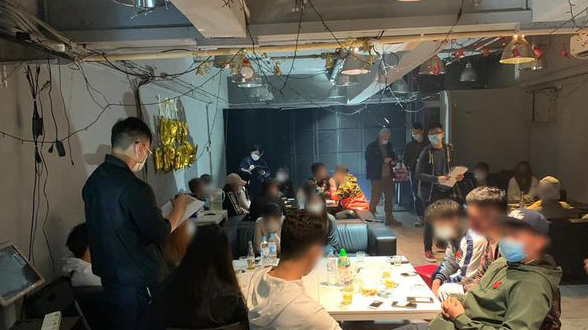 警方昨日展開「勇爵」行動 搗破兩間懷疑由三合會操控的無牌樓上酒吧