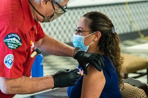 美疾控中心更新指引：已接種新冠疫苗人士可不戴口罩聚會