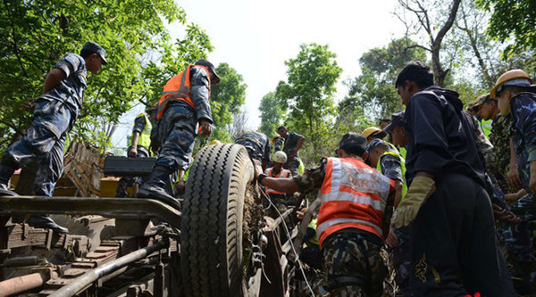 一公共汽車在印度北部墜谷造成至少8人死亡