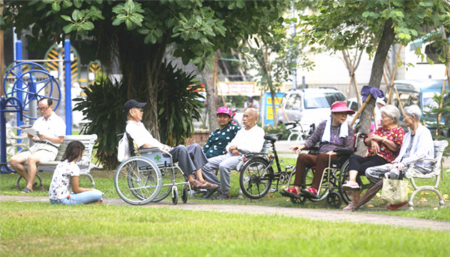 台灣人口一年約減6萬人 年底恐破2350萬大關